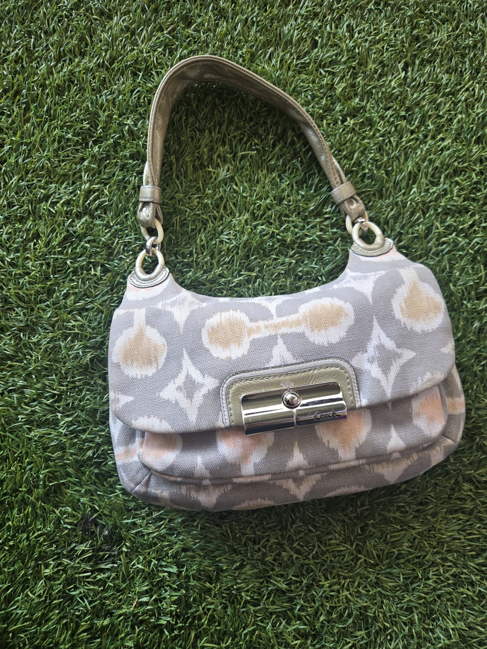 Shoulder Bag in Light Gray and Beige - Designer Style
